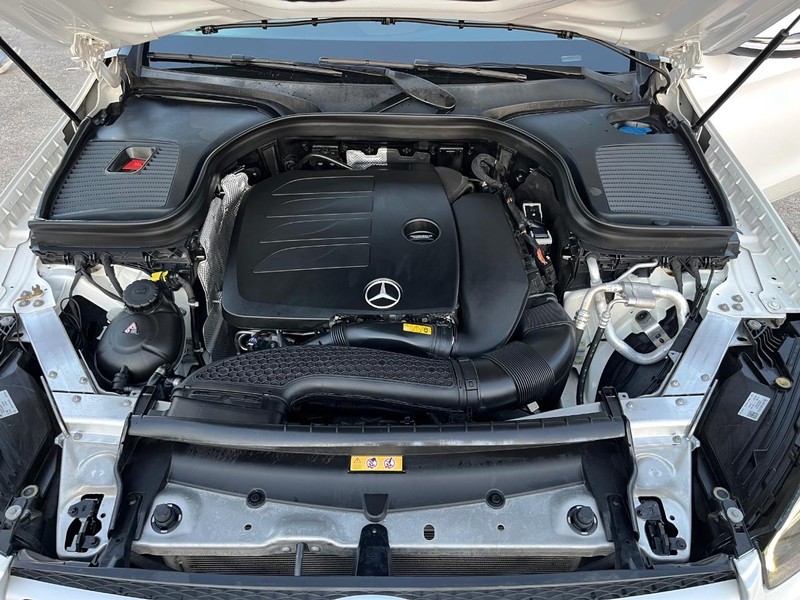 Mercedes-Benz GLC 300 Vehicle Full-screen Gallery Image 28