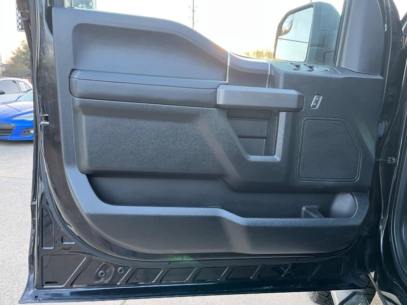 Ford F-150 Vehicle Full-screen Gallery Image 12