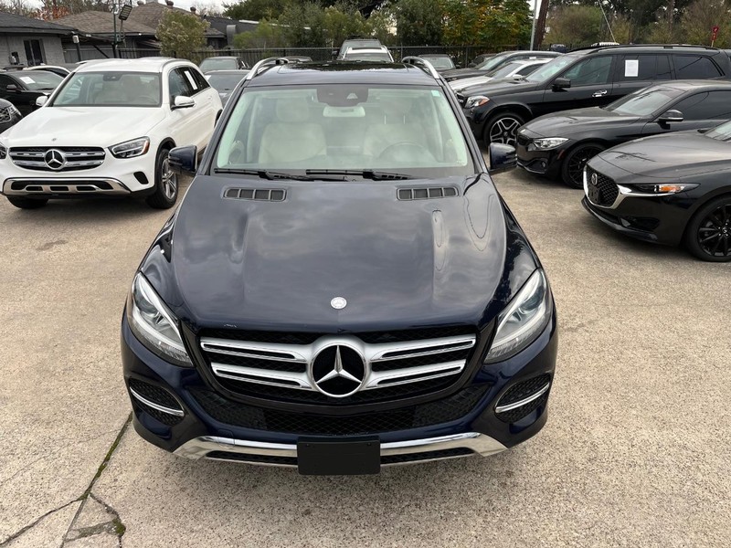 Mercedes-Benz GLE 350 Vehicle Full-screen Gallery Image 03