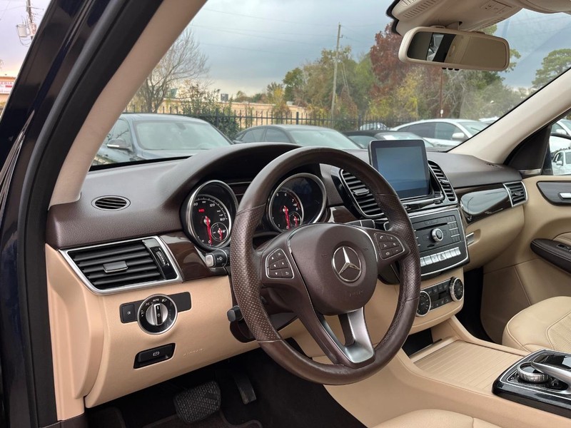 Mercedes-Benz GLE 350 Vehicle Full-screen Gallery Image 10