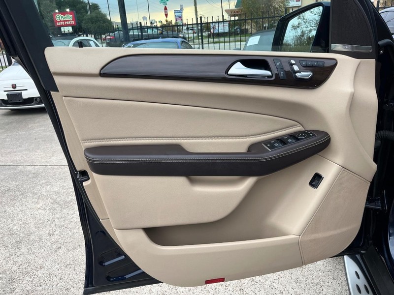 Mercedes-Benz GLE 350 Vehicle Full-screen Gallery Image 12