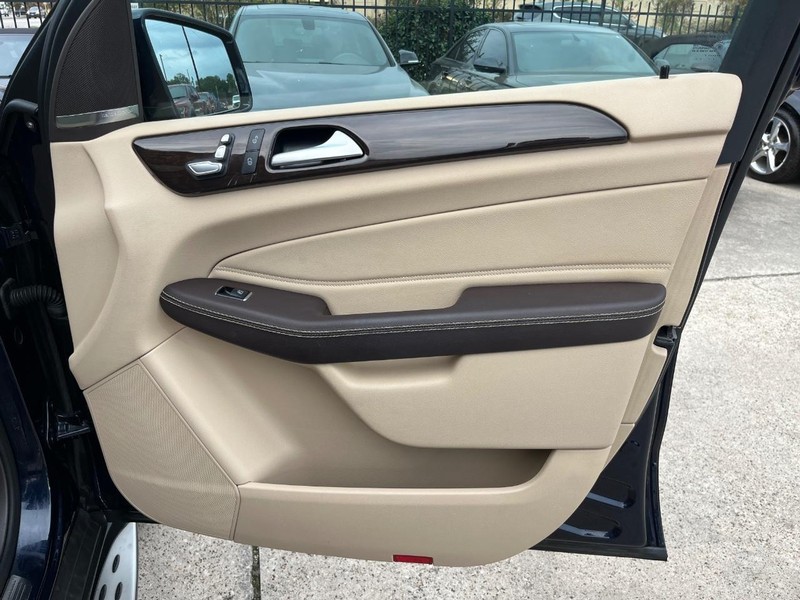 Mercedes-Benz GLE 350 Vehicle Full-screen Gallery Image 15