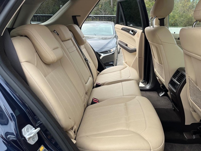 Mercedes-Benz GLE 350 Vehicle Full-screen Gallery Image 16