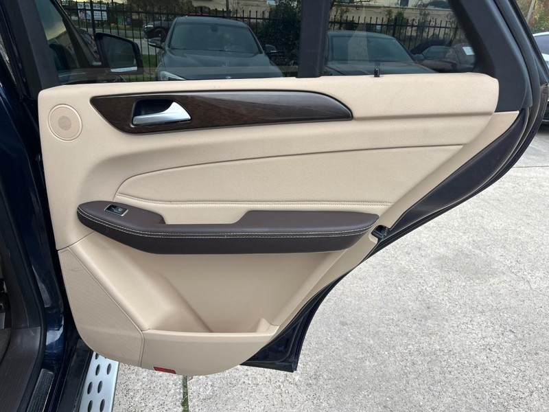 Mercedes-Benz GLE 350 Vehicle Full-screen Gallery Image 17