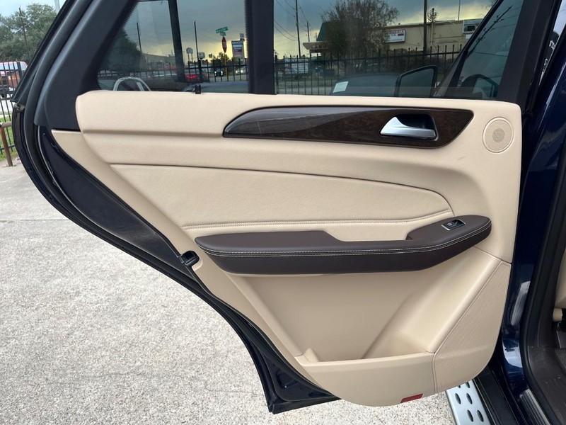 Mercedes-Benz GLE 350 Vehicle Full-screen Gallery Image 19