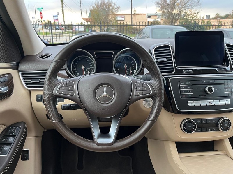 Mercedes-Benz GLE 350 Vehicle Full-screen Gallery Image 20
