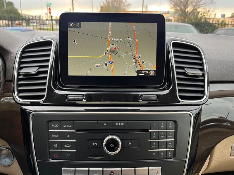 Mercedes-Benz GLE 350 Vehicle Full-screen Gallery Image 22