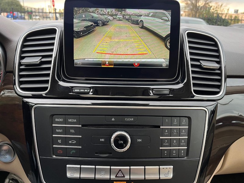 Mercedes-Benz GLE 350 Vehicle Full-screen Gallery Image 23