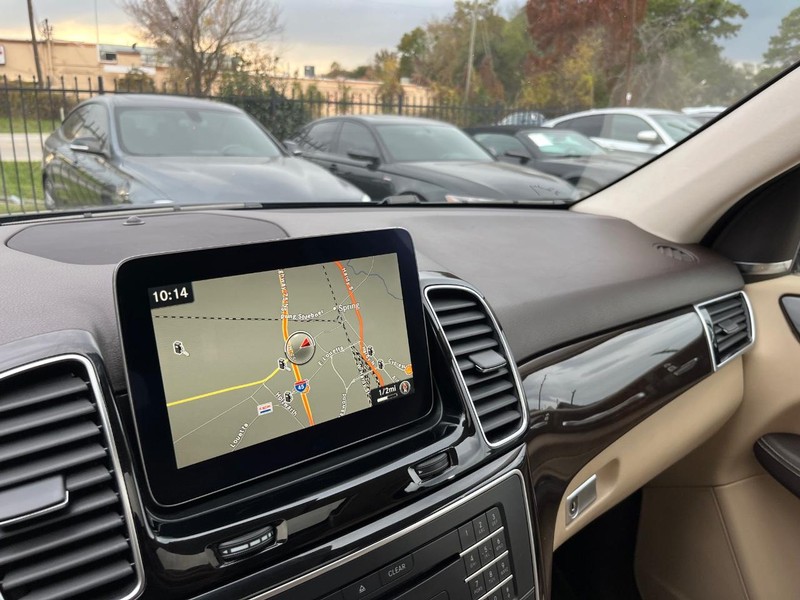 Mercedes-Benz GLE 350 Vehicle Full-screen Gallery Image 25