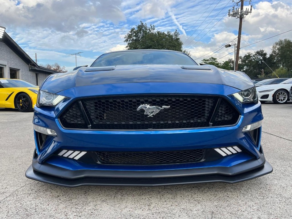 Ford Mustang Vehicle Full-screen Gallery Image 02