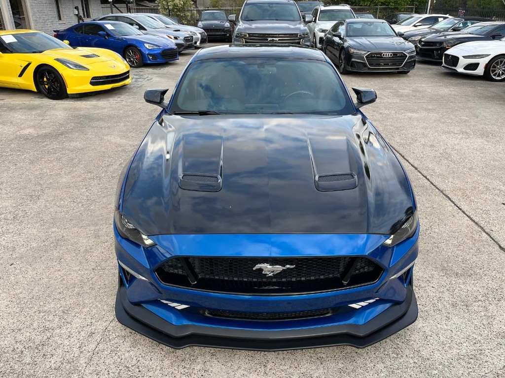 Ford Mustang Vehicle Full-screen Gallery Image 03