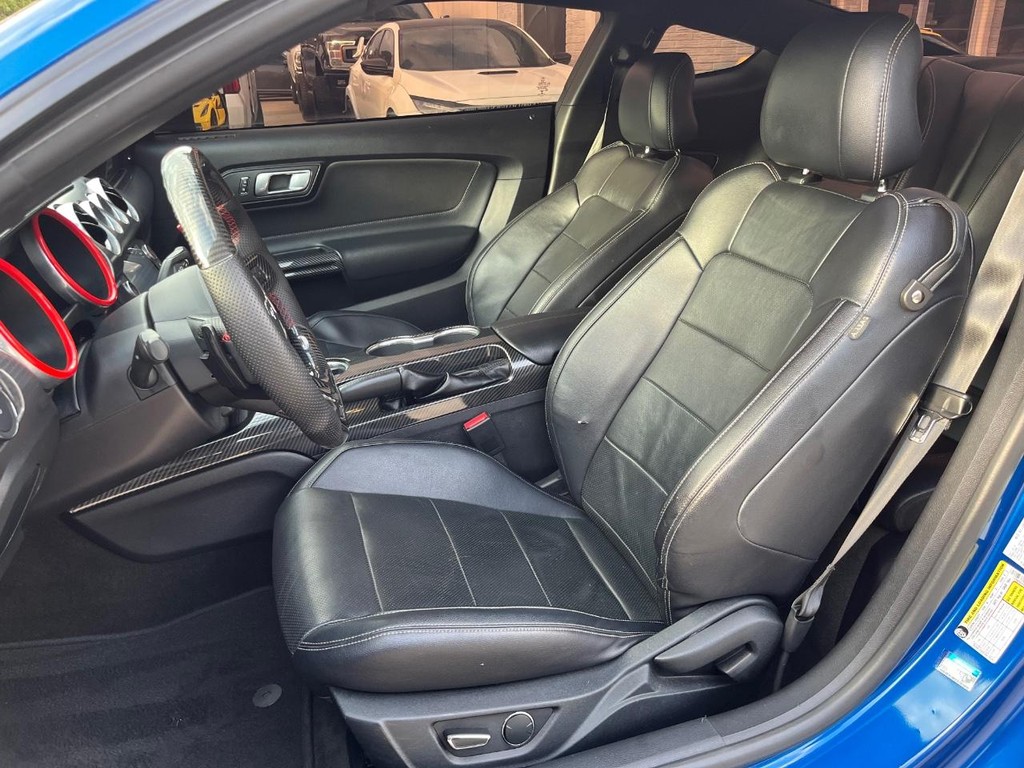 Ford Mustang Vehicle Full-screen Gallery Image 11