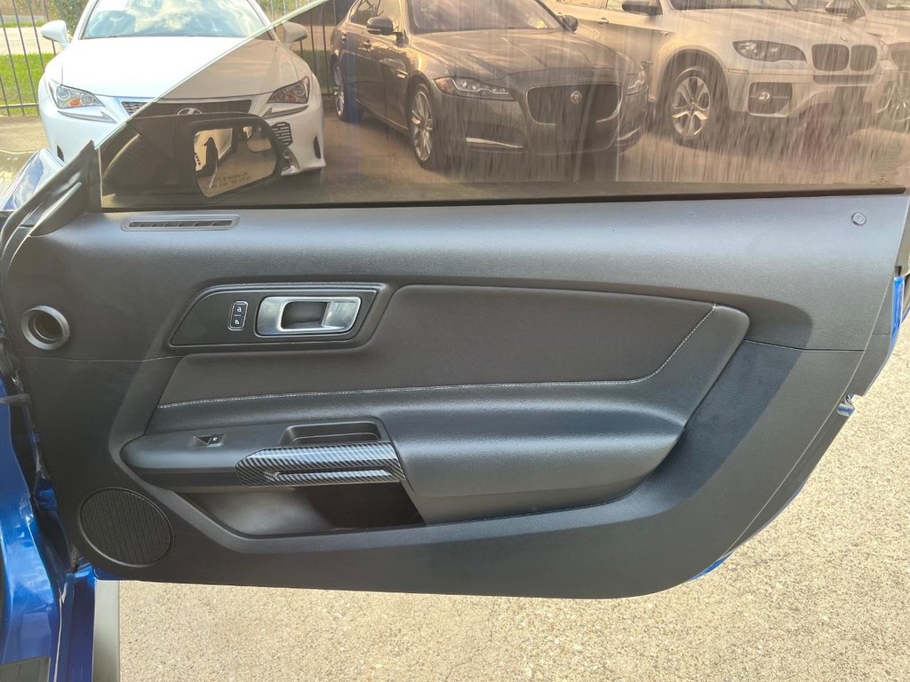 Ford Mustang Vehicle Full-screen Gallery Image 14