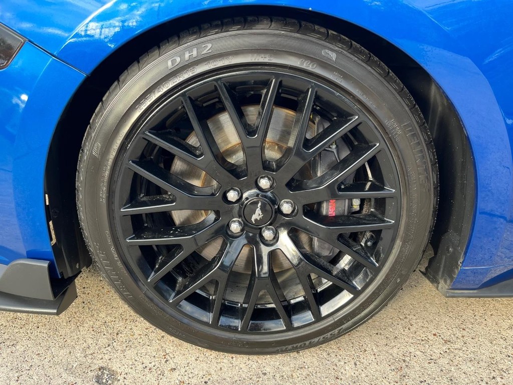 Ford Mustang Vehicle Full-screen Gallery Image 17