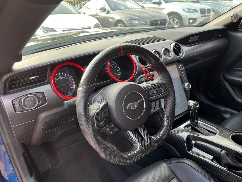 Ford Mustang Vehicle Full-screen Gallery Image 10