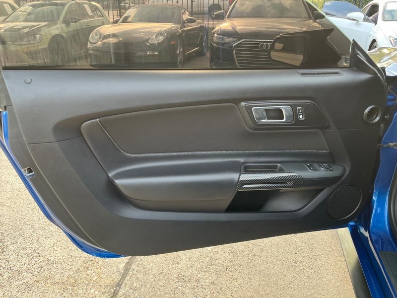 Ford Mustang Vehicle Full-screen Gallery Image 12