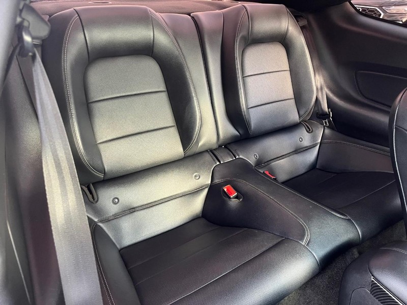 Ford Mustang Vehicle Full-screen Gallery Image 16