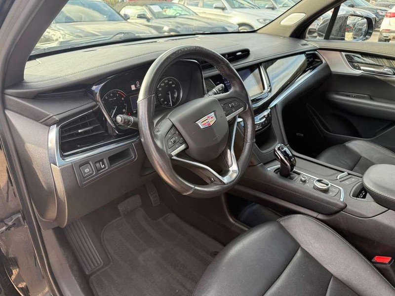 Cadillac XT6 Vehicle Full-screen Gallery Image 09