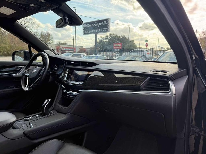 Cadillac XT6 Vehicle Full-screen Gallery Image 12