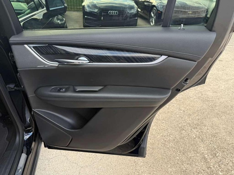 Cadillac XT6 Vehicle Full-screen Gallery Image 17