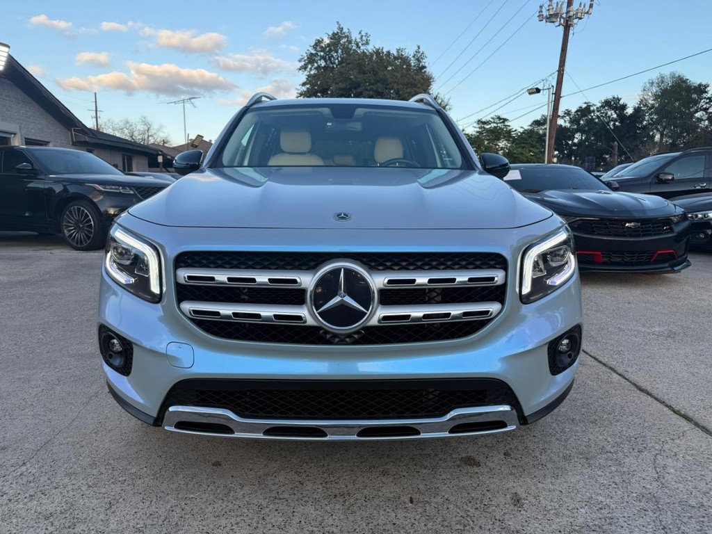 Mercedes-Benz GLB 250 Vehicle Full-screen Gallery Image 02