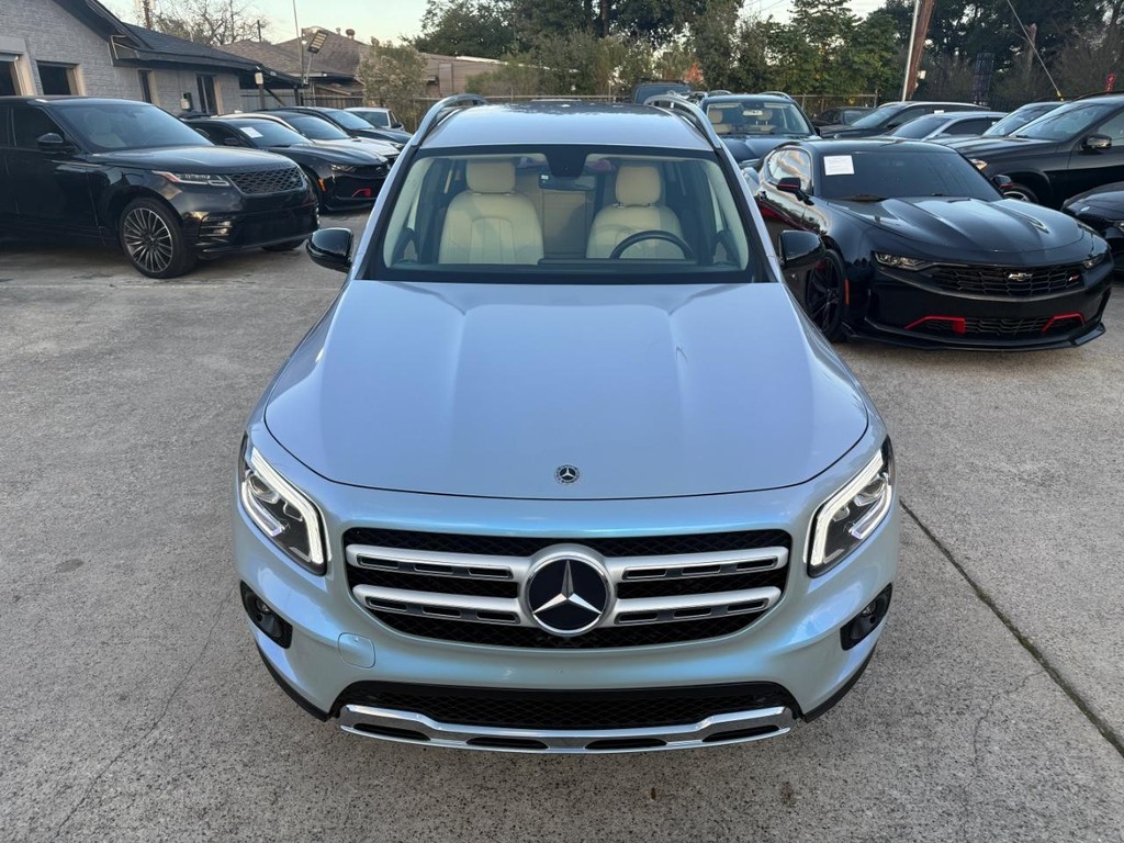 Mercedes-Benz GLB 250 Vehicle Full-screen Gallery Image 03