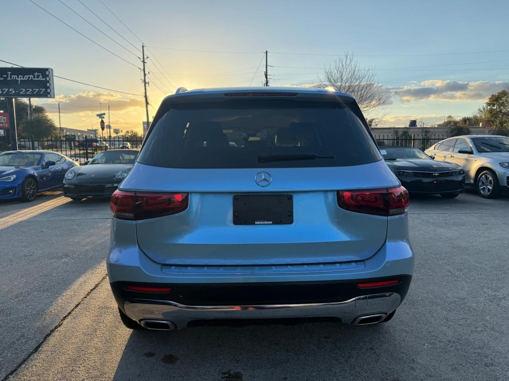 Mercedes-Benz GLB 250 Vehicle Full-screen Gallery Image 07