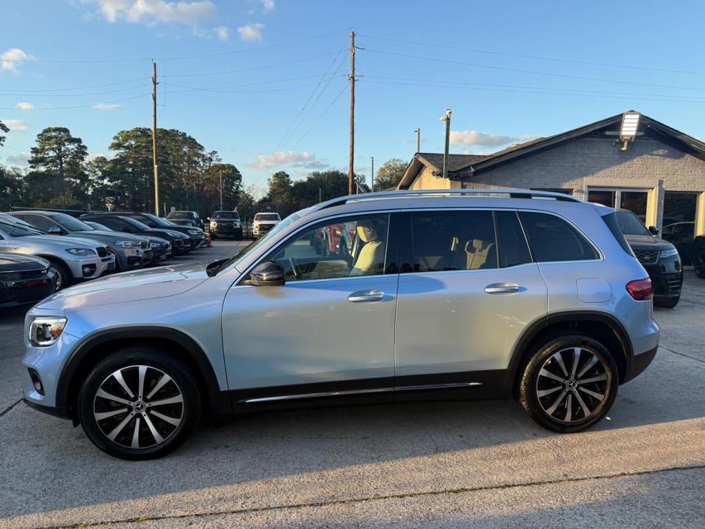 Mercedes-Benz GLB 250 Vehicle Full-screen Gallery Image 09