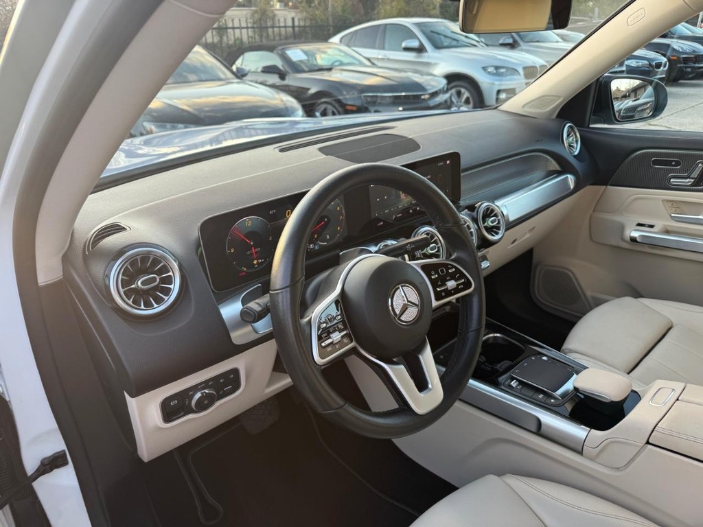 Mercedes-Benz GLB 250 Vehicle Full-screen Gallery Image 10