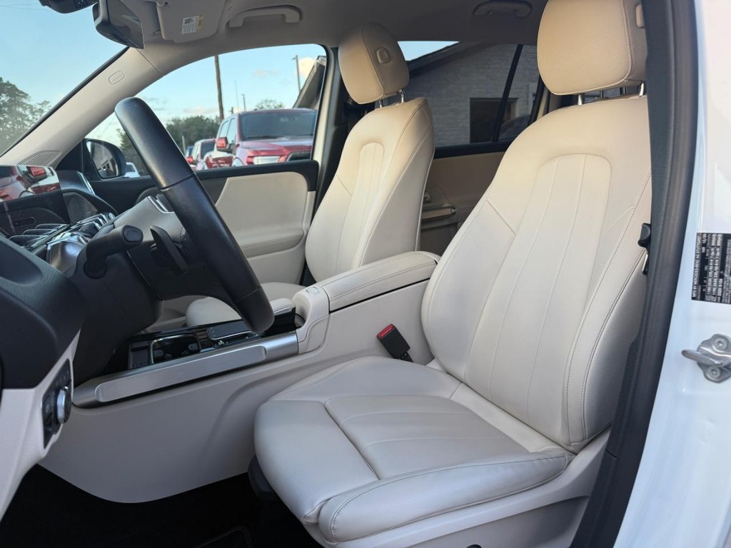 Mercedes-Benz GLB 250 Vehicle Full-screen Gallery Image 11