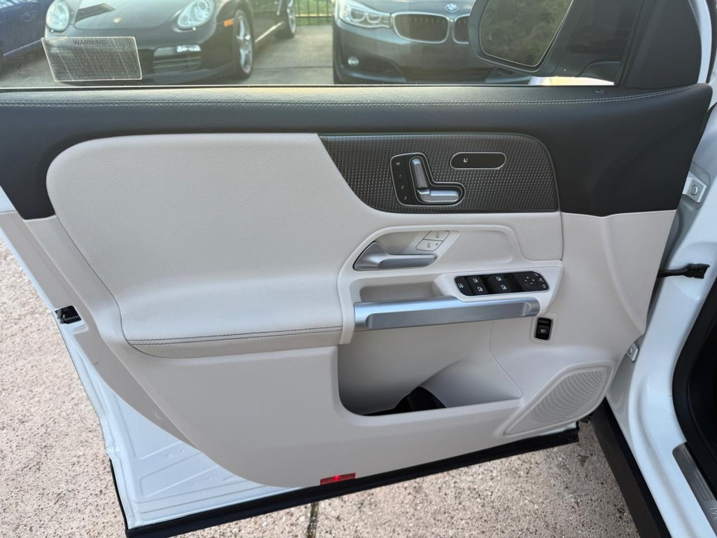 Mercedes-Benz GLB 250 Vehicle Full-screen Gallery Image 12