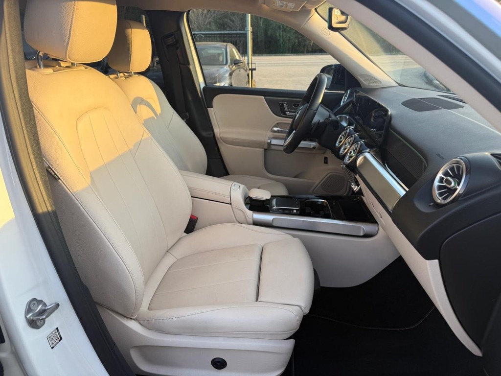 Mercedes-Benz GLB 250 Vehicle Full-screen Gallery Image 13