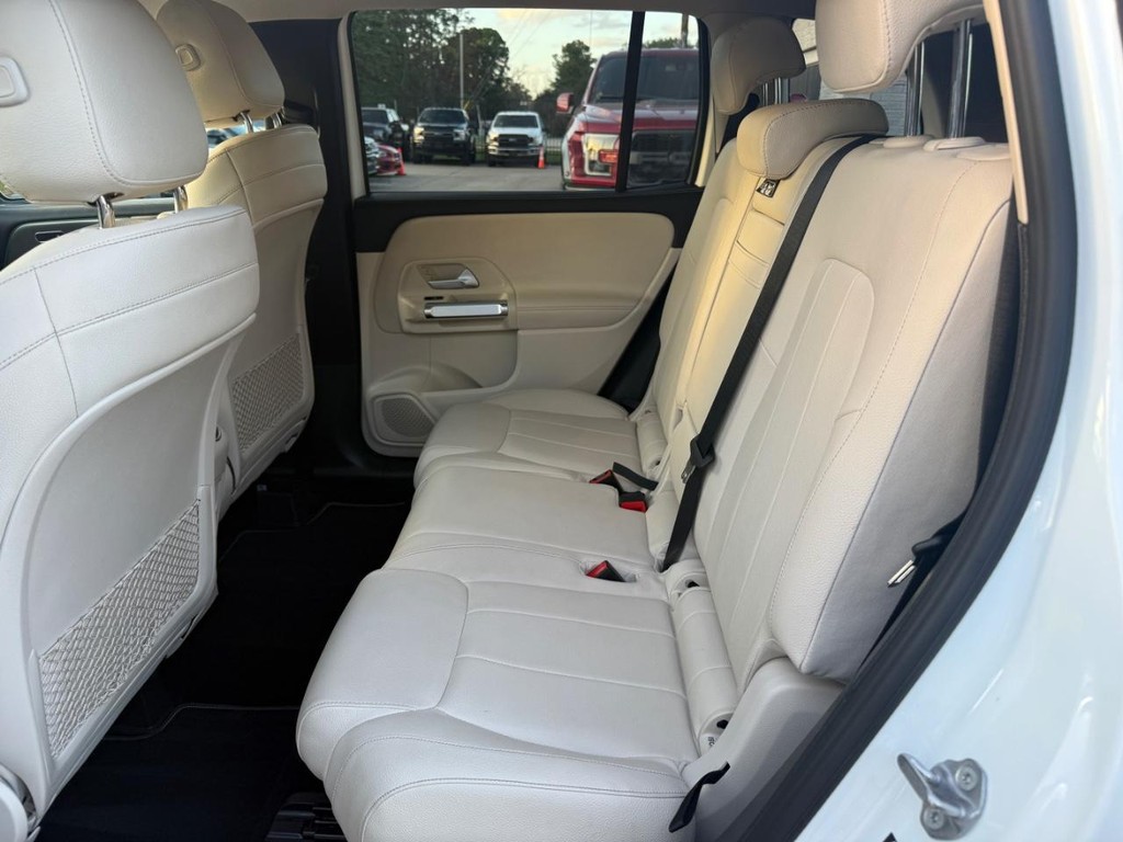 Mercedes-Benz GLB 250 Vehicle Full-screen Gallery Image 15