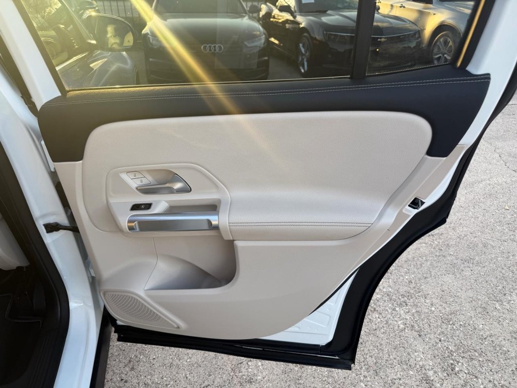 Mercedes-Benz GLB 250 Vehicle Full-screen Gallery Image 16