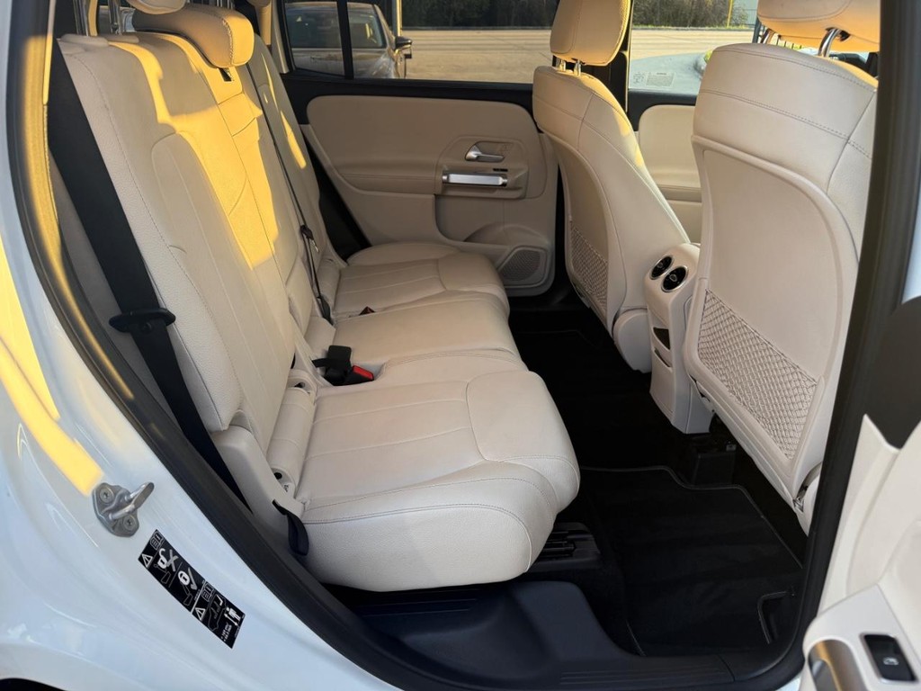 Mercedes-Benz GLB 250 Vehicle Full-screen Gallery Image 17