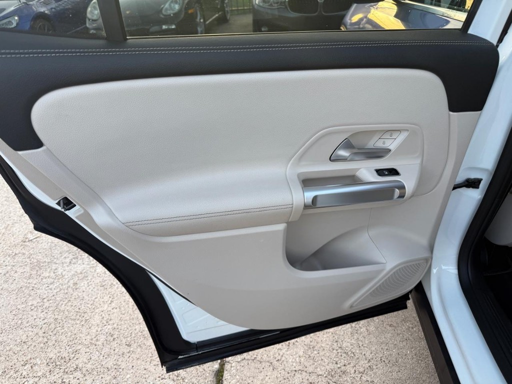 Mercedes-Benz GLB 250 Vehicle Full-screen Gallery Image 18