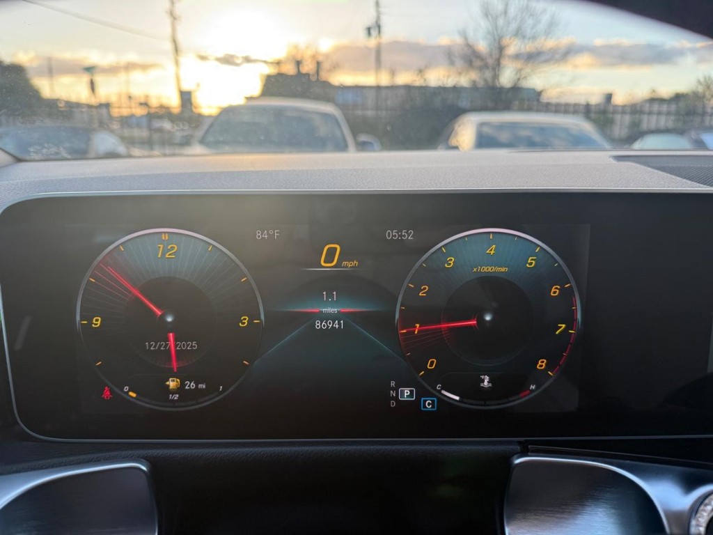 Mercedes-Benz GLB 250 Vehicle Full-screen Gallery Image 20