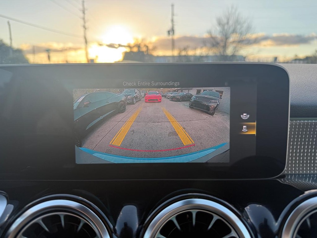 Mercedes-Benz GLB 250 Vehicle Full-screen Gallery Image 22