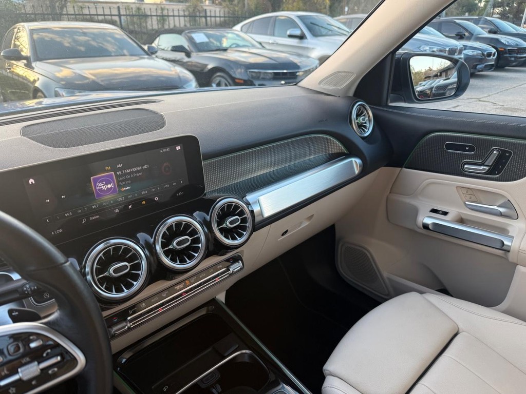 Mercedes-Benz GLB 250 Vehicle Full-screen Gallery Image 23