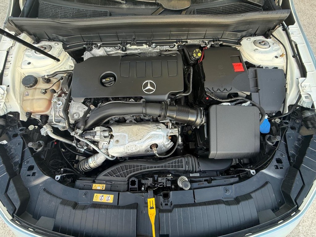Mercedes-Benz GLB 250 Vehicle Full-screen Gallery Image 27