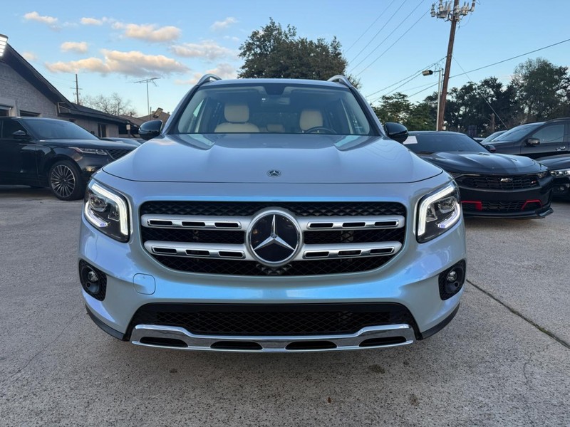 Mercedes-Benz GLB Vehicle Full-screen Gallery Image 02