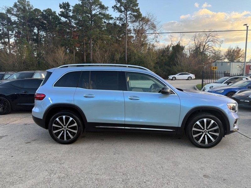 Mercedes-Benz GLB Vehicle Full-screen Gallery Image 05