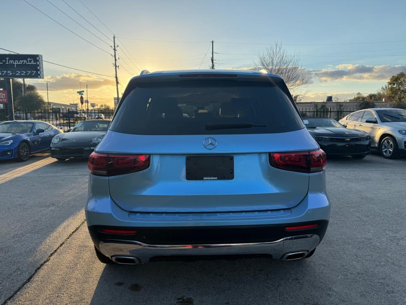 Mercedes-Benz GLB Vehicle Full-screen Gallery Image 07