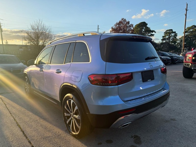 Mercedes-Benz GLB Vehicle Full-screen Gallery Image 08