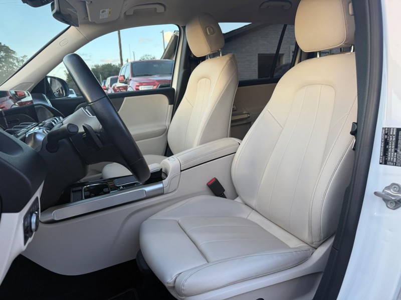 Mercedes-Benz GLB Vehicle Full-screen Gallery Image 11