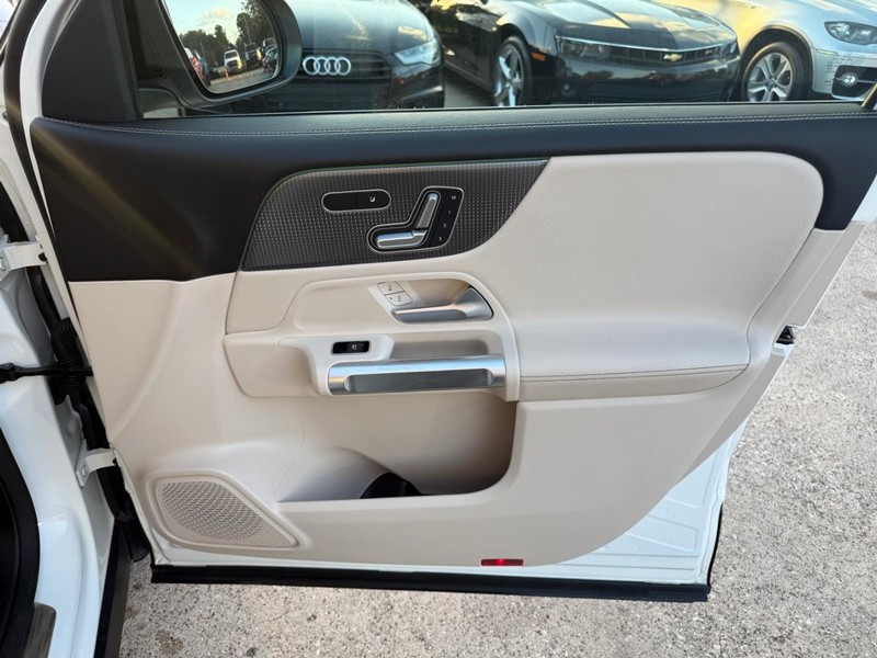 Mercedes-Benz GLB Vehicle Full-screen Gallery Image 14