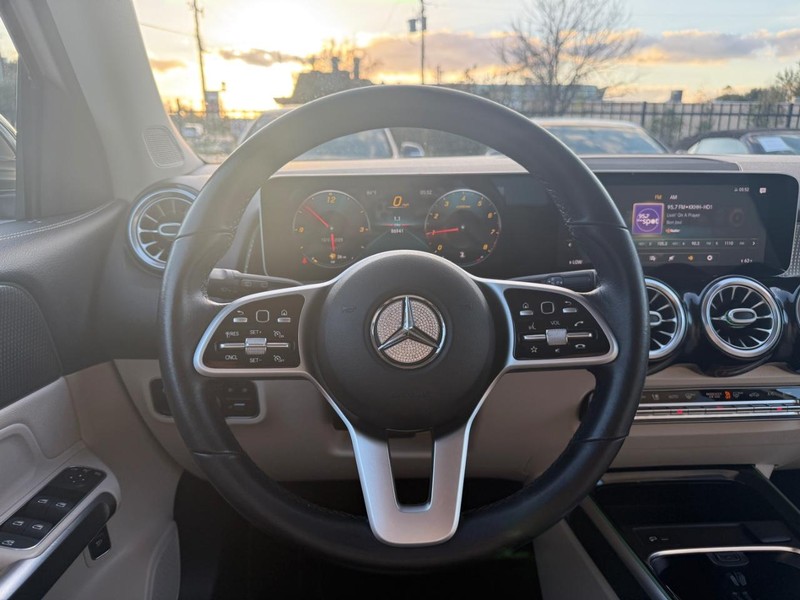 Mercedes-Benz GLB Vehicle Full-screen Gallery Image 19