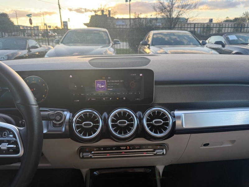 Mercedes-Benz GLB Vehicle Full-screen Gallery Image 21