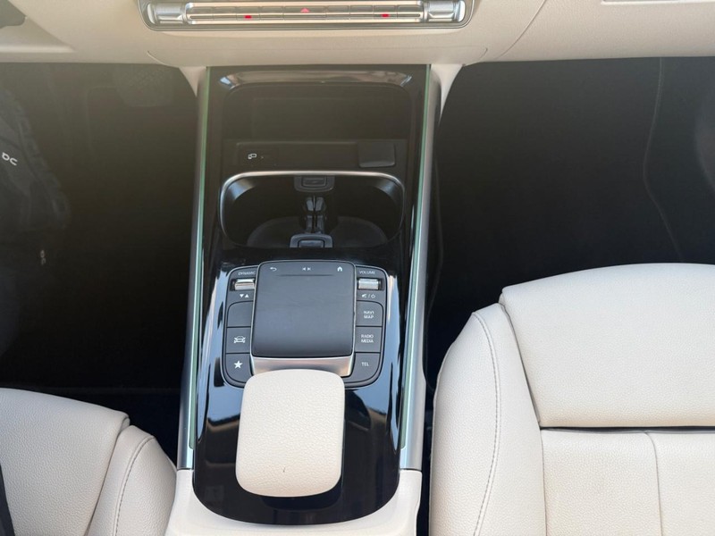 Mercedes-Benz GLB Vehicle Full-screen Gallery Image 24