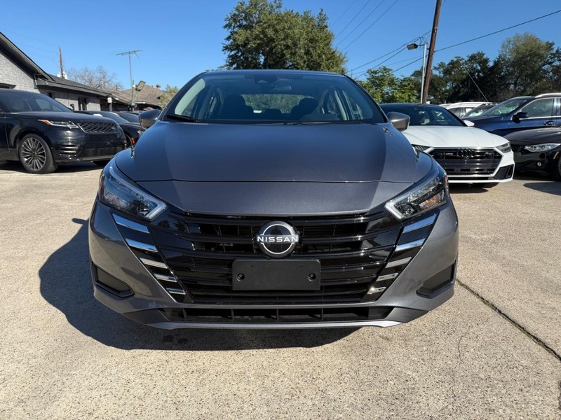 Nissan Versa Vehicle Full-screen Gallery Image 02